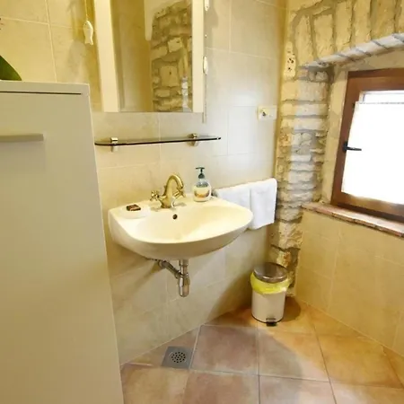 Apartment Klimatisierte In Tar Mit Terrasse, Grill Und Garten Porec