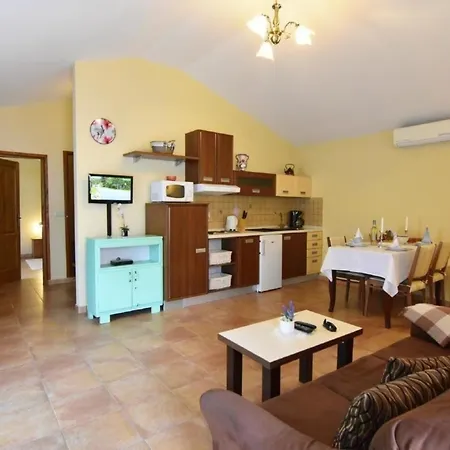 Klimatisierte In Tar Mit Terrasse, Grill Und Garten Apartment
